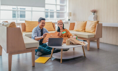 Obraz premium Startup Founders Testing Eco Packaging Ideas