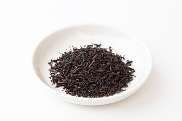 器に入った紅茶葉　白バック