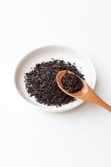 紅茶葉とスプーン　白バック