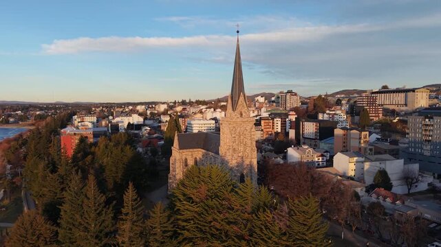Catedral Nuestra Se&ntilde;ora del Nahuel Huapi en Bariloche - Arquitectura Neog&oacute;tica con Monta&ntilde;as y Cielo Azul - Icono Religioso e Hist&oacute;rico de la Patagonia Argentina 