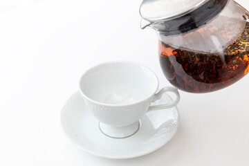 ティーカップに紅茶を注ぐ　白バック