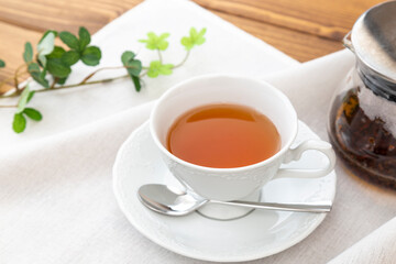 ティーカップに入った紅茶　白バック