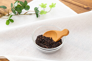 器に入った紅茶葉