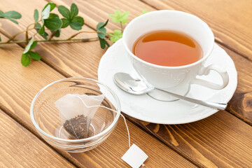 カップに入った紅茶とティーパック