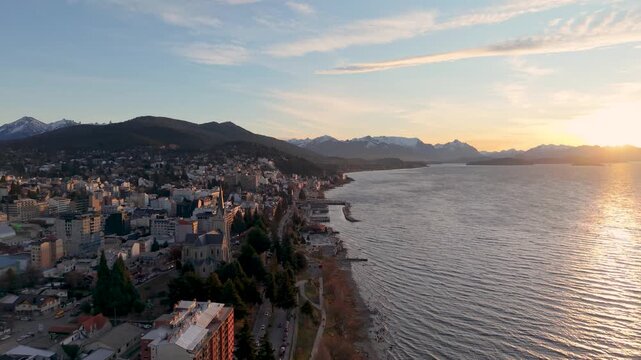 Vista A&eacute;rea Panor&aacute;mica de Bariloche al Atardecer - Lago Nahuel Huapi, Patagonia Argentina - Paisaje Esc&eacute;nico de Monta&ntilde;as y Aguas Tranquilas para Turismo y Destinos de Viaje