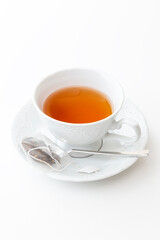 ティーカップに入った紅茶　白バック