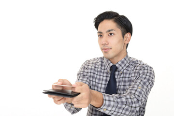 名刺を差し出すビジネスマン