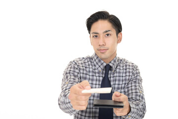 名刺を差し出すビジネスマン