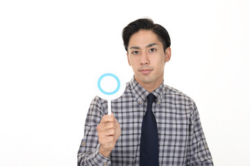 判定マークを持つ男性