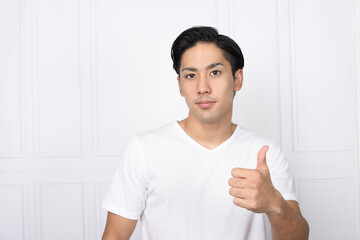 グッドサインのジェスチャーをする男性