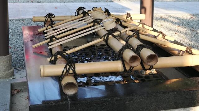柄杓が並ぶ神社の手水舎