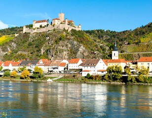 Obraz premium Scenic river valley with medieval castle
