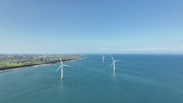 夏の終わりの日本にある富山県東部の沿岸にある洋上風力発電風車などの様子