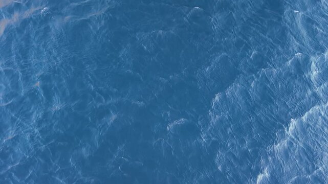 Agua, Masa de agua un dia soleado con viento. Ascendente con dron. Lago.