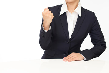 ガッツポーズをする女性