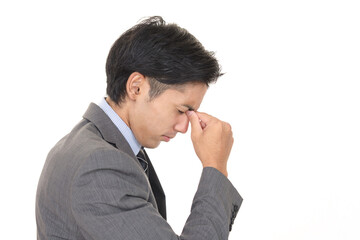 眼精疲労の男性