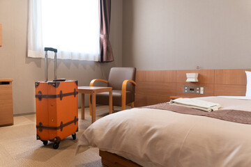 部屋に置かれたスーツケース