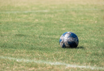 芝生に転がるサッカーボール