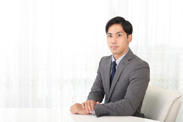 オフィスで仕事をする男性社員