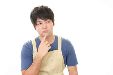 エプロン姿の男性