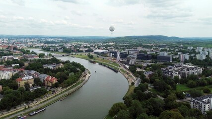 Obraz premium Urban landscape featuring river and green spaces