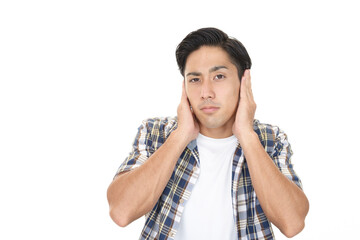 耳を抑える男性