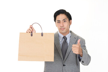 買い物袋を持つ男性