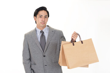 買い物袋を持つ男性