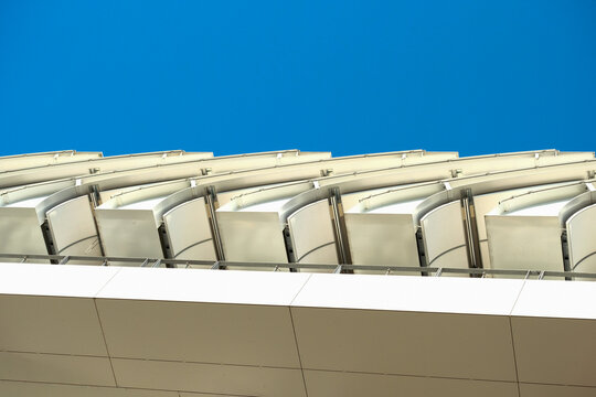 Movable roof on tennis court