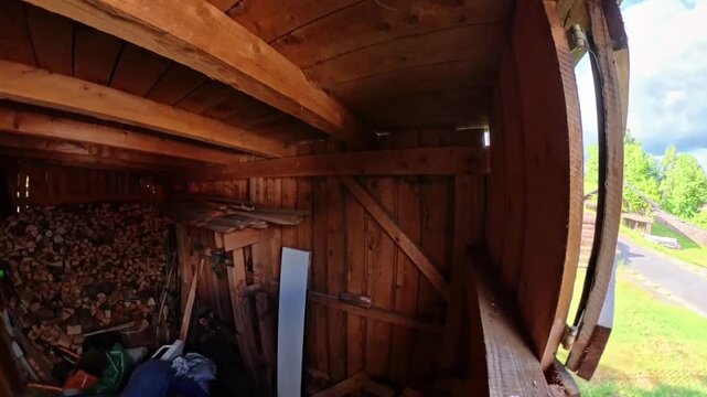 Filmmaterial einer Holzh&uuml;tte mit Kameraschwenk nach au&szlig;en zur Landschaft im Bayerischen Wald, Deutschland