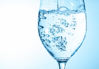 グラスに水を注ぐ