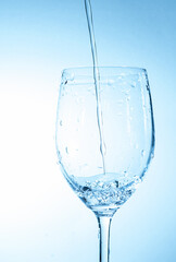 グラスに水を注ぐ