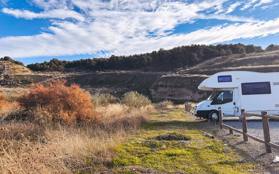 Viajar en autocaravana. Autocaravana capuchina aparcada en la naturaleza