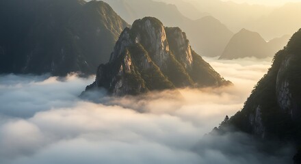 金色の霞と孤峰