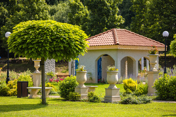 Ogrody Greckie na Zapopradziu w Muszynie latem.