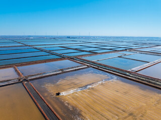 Salt-farm workers produce salt in the salt fields， salt-farm equipment produces salt