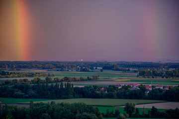 Ein Regenbogen über einer malerischen Landschaft in Deutschland nach einem leichten Regen