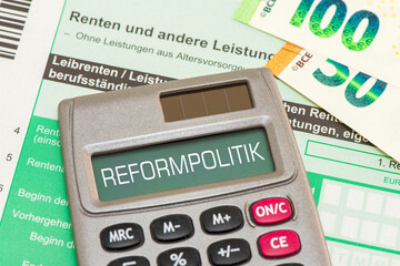Das Display von einem Taschenrechner ist beschriftet mit Reformpolitik als Symbolbild für...