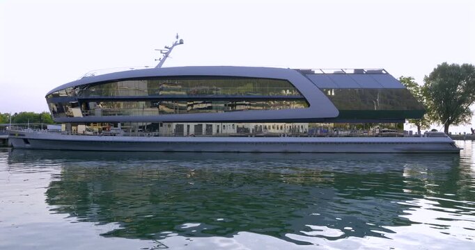 Modernes Passagierschiff  im Hafen, Bregenz, Bodensee, Vorarlberg, &Ouml;sterreich