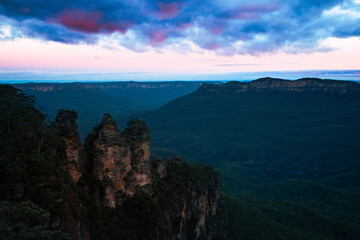曇天の夕焼けのブルーマウンテンズ国立公園_アップ