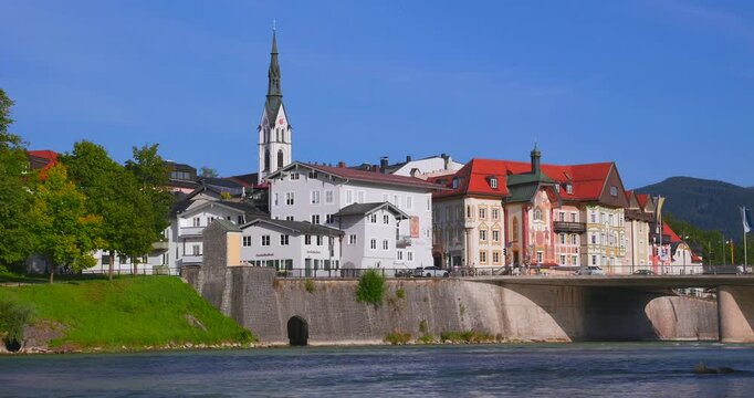 Altstadt, Stadtansicht mit Isar und Stadtpfarrkirche Mari&auml; Himmelfahrt, Bad T&ouml;lz, Oberbayern, Bayern, Deutschland
