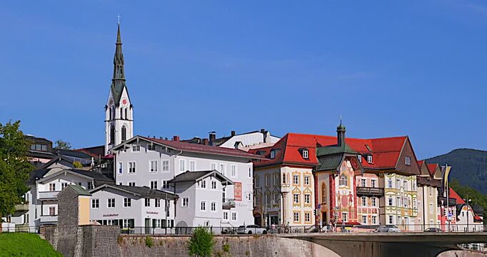 Altstadt, Stadtansicht mit Isar und Stadtpfarrkirche Mari&auml; Himmelfahrt, Bad T&ouml;lz, Oberbayern, Bayern, Deutschland