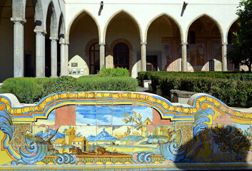 Ornamentale  Majolikabilder  im Kreuzgang der Basilika  Santa Chiara,  Neapel,  Italien