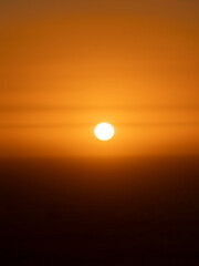 Puesta de sol entre nubes finas sobre el horizonte