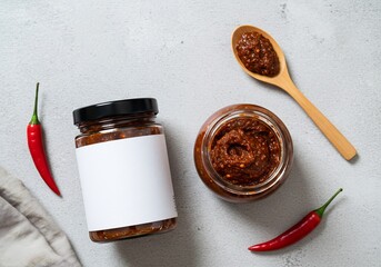食欲をそそる自家製チリソースの魅力的な瓶詰