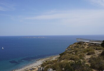 Mirador de Santa Pola en un acantilado con vistas panorámicas al mar y la isla de Tabarca