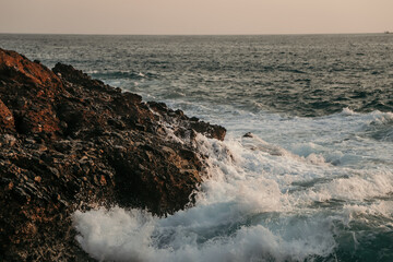 waves crashing on rocks-dalgaların kayalara çarpması