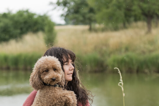 Portr&auml;t einer Frau mit ihrem Zwergpudel 