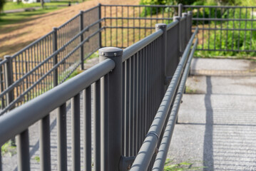 公園に設置されたバリアフリーの車椅子用のスロープ