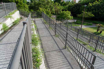 公園に設置されたバリアフリーの車椅子用のスロープ